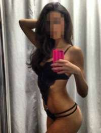Arap Escort Kendine Güvenen Beylerle Görüşüyor!